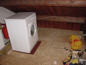 Een wasmachine plaatsen op een houten vloer? Aandacht vereist