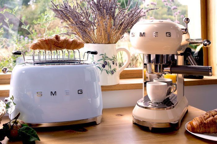 Smeg koffiemachine ECF01 in retro jaren